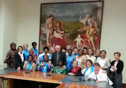 Delegadas de distintos países reunidas en un salón institucional