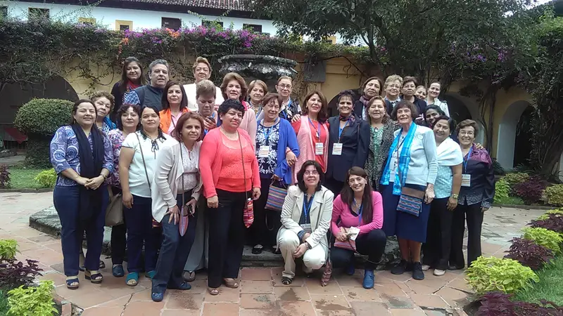 Integrantes y aliadas reunidas en el patio de una casona durante un encuentro